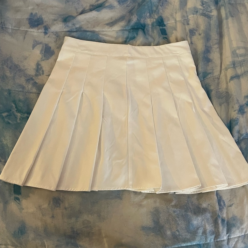 white pleated skirt